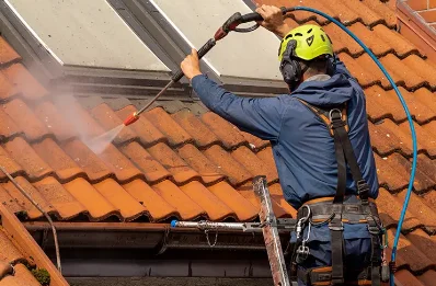 Démoussage et hydrofuge de toiture à Laval-Roquecezière